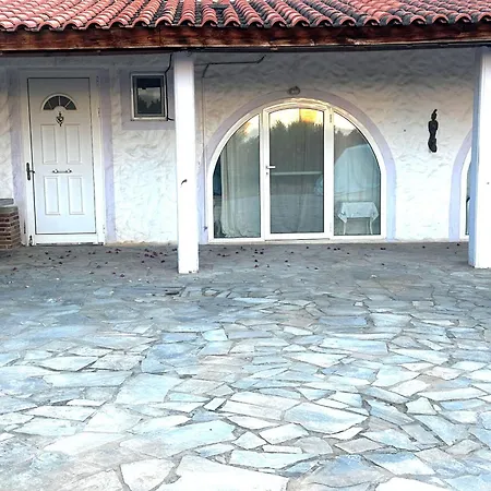 Сasa de vacaciones Seafront House, Private Beach, Sunset View, Diliso *