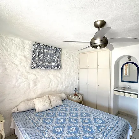 Сasa de vacaciones Seafront House, Private Beach, Sunset View, Diliso *