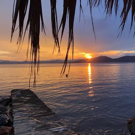 Сasa de vacaciones Seafront House, Private Beach, Sunset View, Diliso