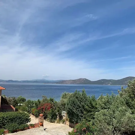 Сasa de vacaciones Seafront House, Private Beach, Sunset View, Diliso *